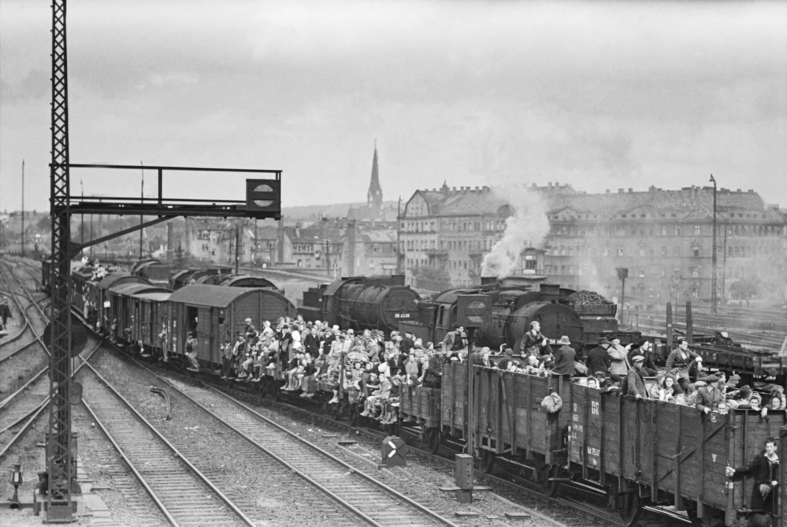 An overcrowded train in a German train station, 1945