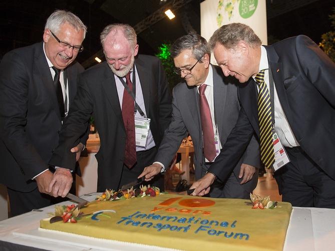 Hans Christian Schmidt, Minister for Transport and Building, Denmark; Jack Short, former ITF Secretary-General; José Viegas, ITF Secretary-General; and Norbert Barthle, Parliamentary State Secretary, Federal Ministry of Transport and Digital Infrastructur