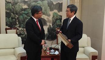 Young Tae Kim with China's Vice Minister of Transport Dongchang Dai Young Tae Kim with China's Vice Minister of Transport Dongchang Dai