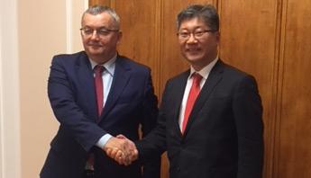 Young Tae Kim with Polish Minister Andrzej Adamczyk Young Tae Kim with Polish Minister Andrzej Adamczyk
