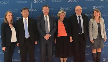 Secretary-General Kim (second from left) at OECD Women's Forum